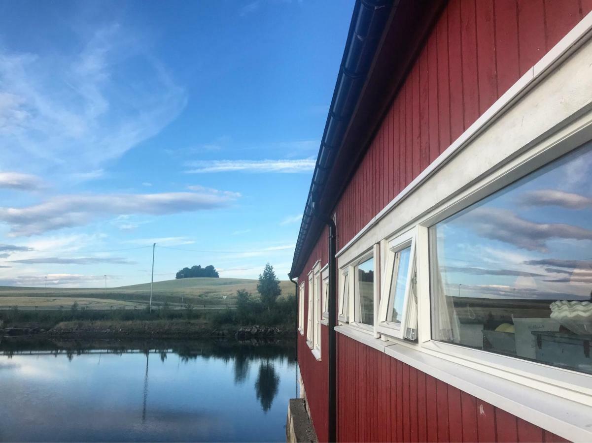 Saga, Et Unikt, Sjarmerende Badehotell Med Fa Rom, Sauna Og Badebrygge - Inderoy Straumen  Eksteriør billede